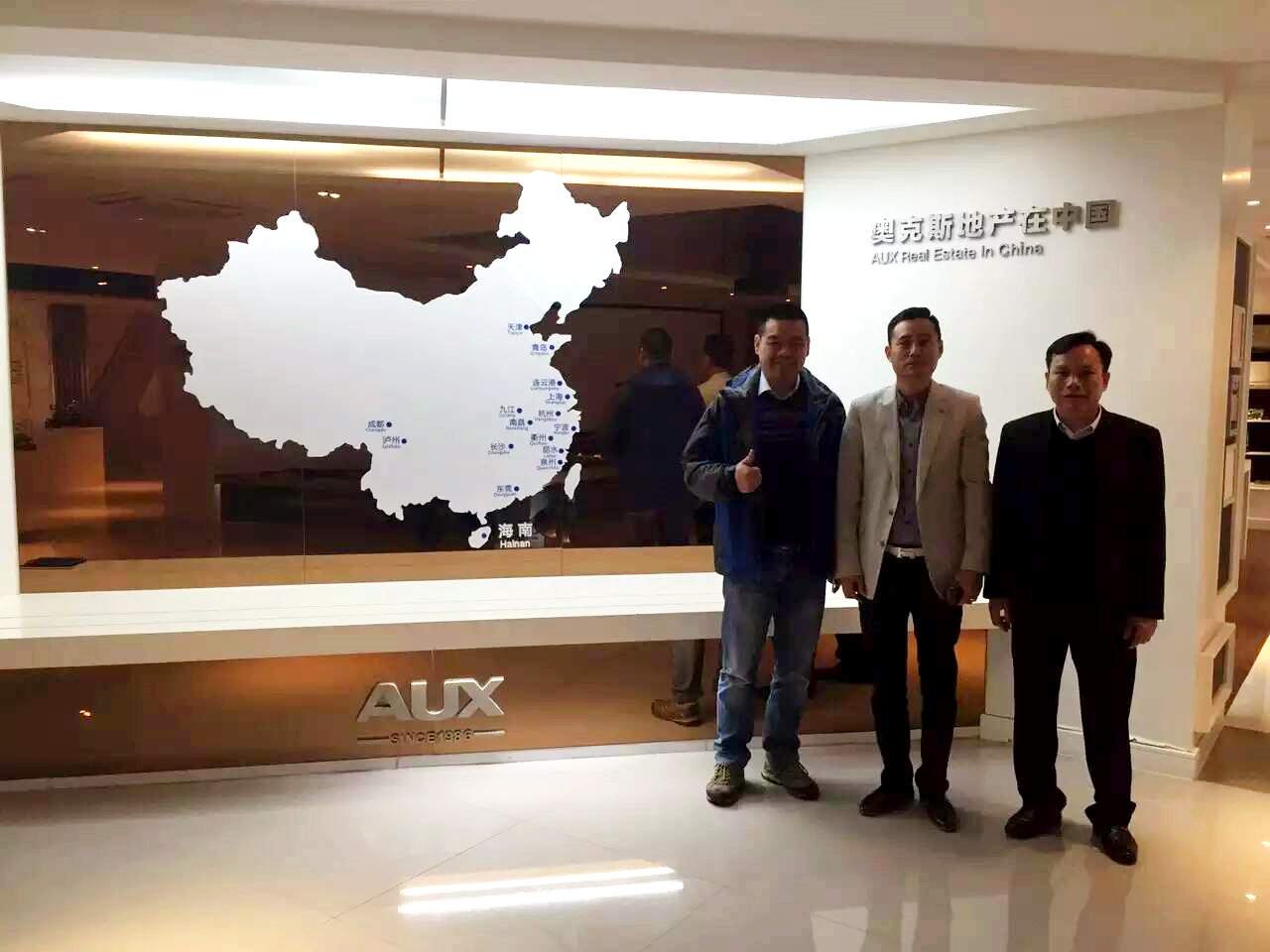 史麦斯和奥克斯董事长合影