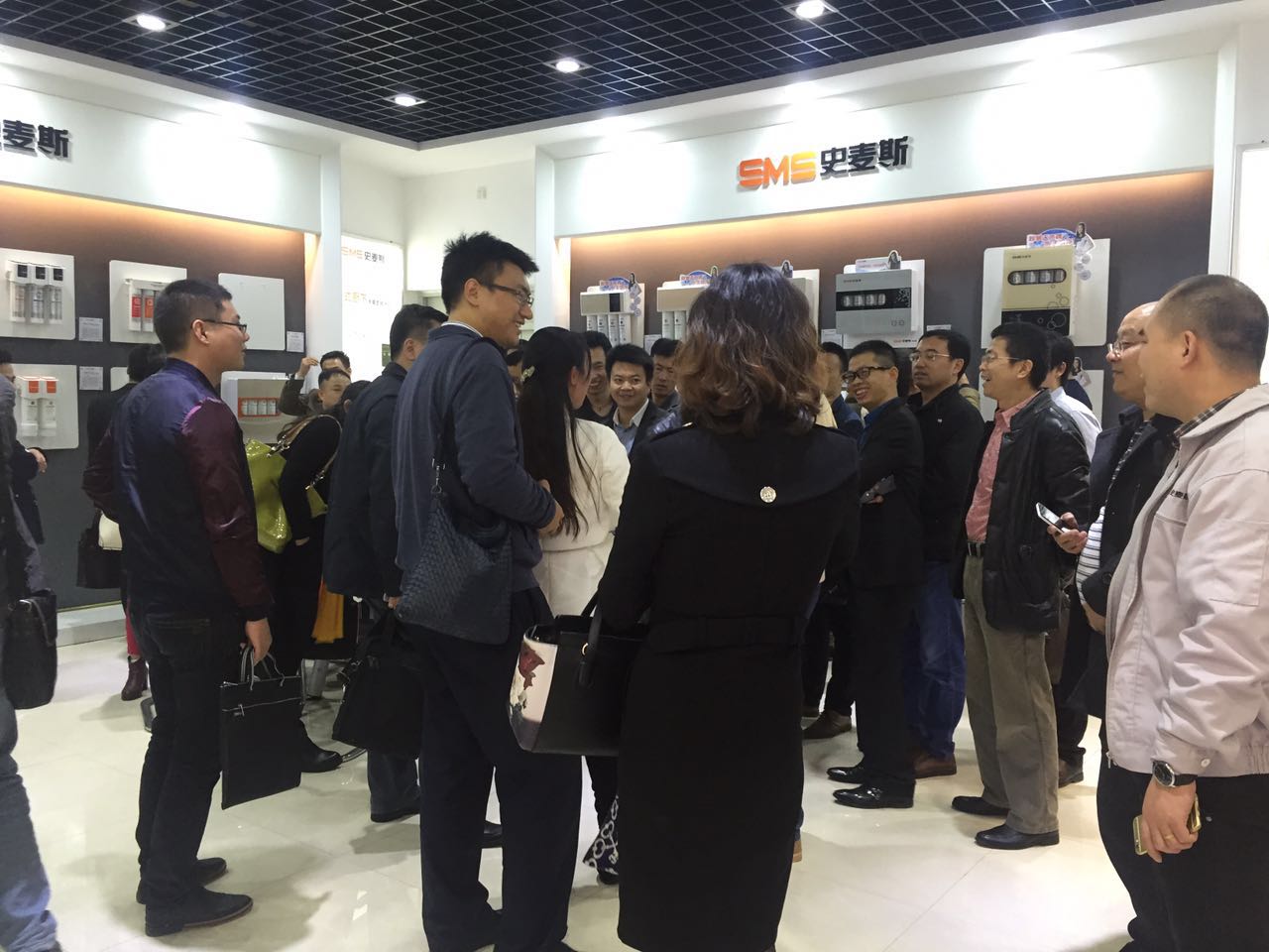 协会一行先来到史麦斯净水展厅参观产品