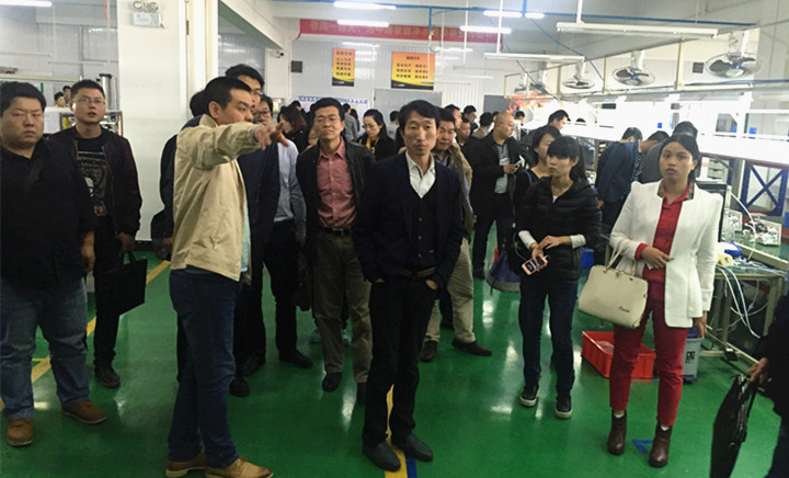 谢军总经理向大家一一介绍了史麦斯净水生产车间的生产、管理流程