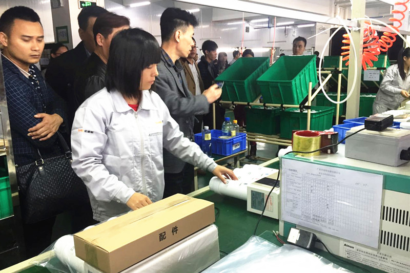 史麦斯净水员工正在检测电路