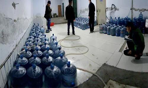 桶装水商家生产水的场景