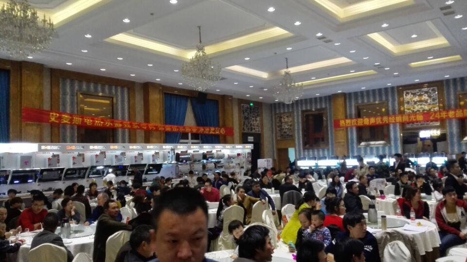 庄严地会场融入的上千人
