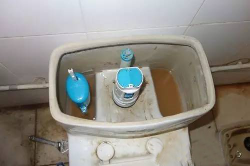 冲水马桶水箱长久使用的污垢