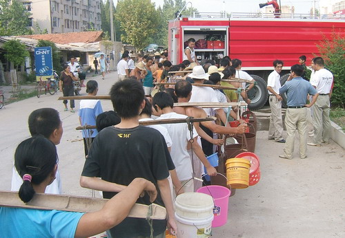 兰州水污染发生大家纷纷去打水