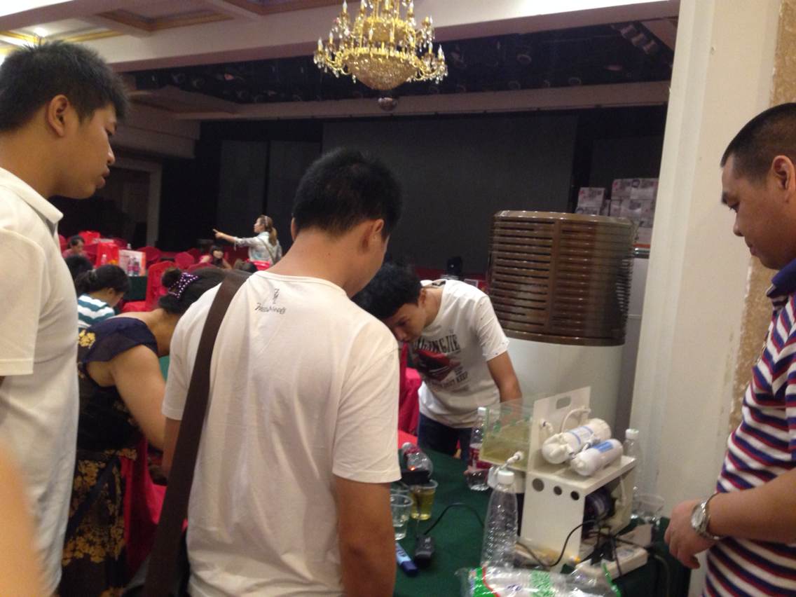 史麦斯工作人员耐心的为客户讲解产品